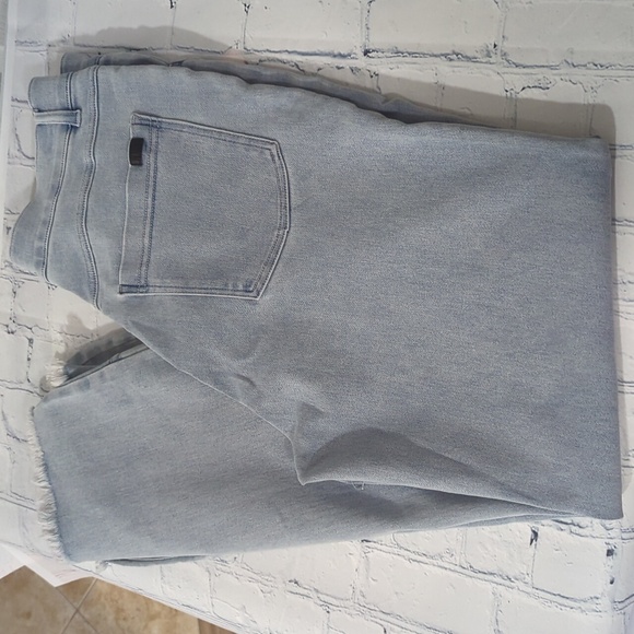 NWT HUE Light Wash Frayed Hem Women Pullon to Denim Skimmer Leggings (Medium) - Picture 9 of 12
